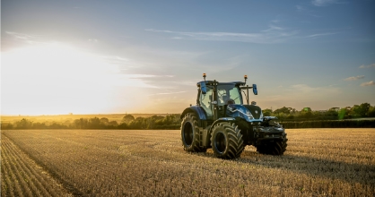 the_fpt_industrial_n67_natural_gas_engine_powers_the_worlds_first_lng_prototype_tractor_designed_by_new_holland_agriculture