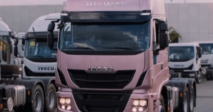 iveco-lanca-cor-exclusiva-para-caminhoes-em-alusao-ao-outubro-rosa