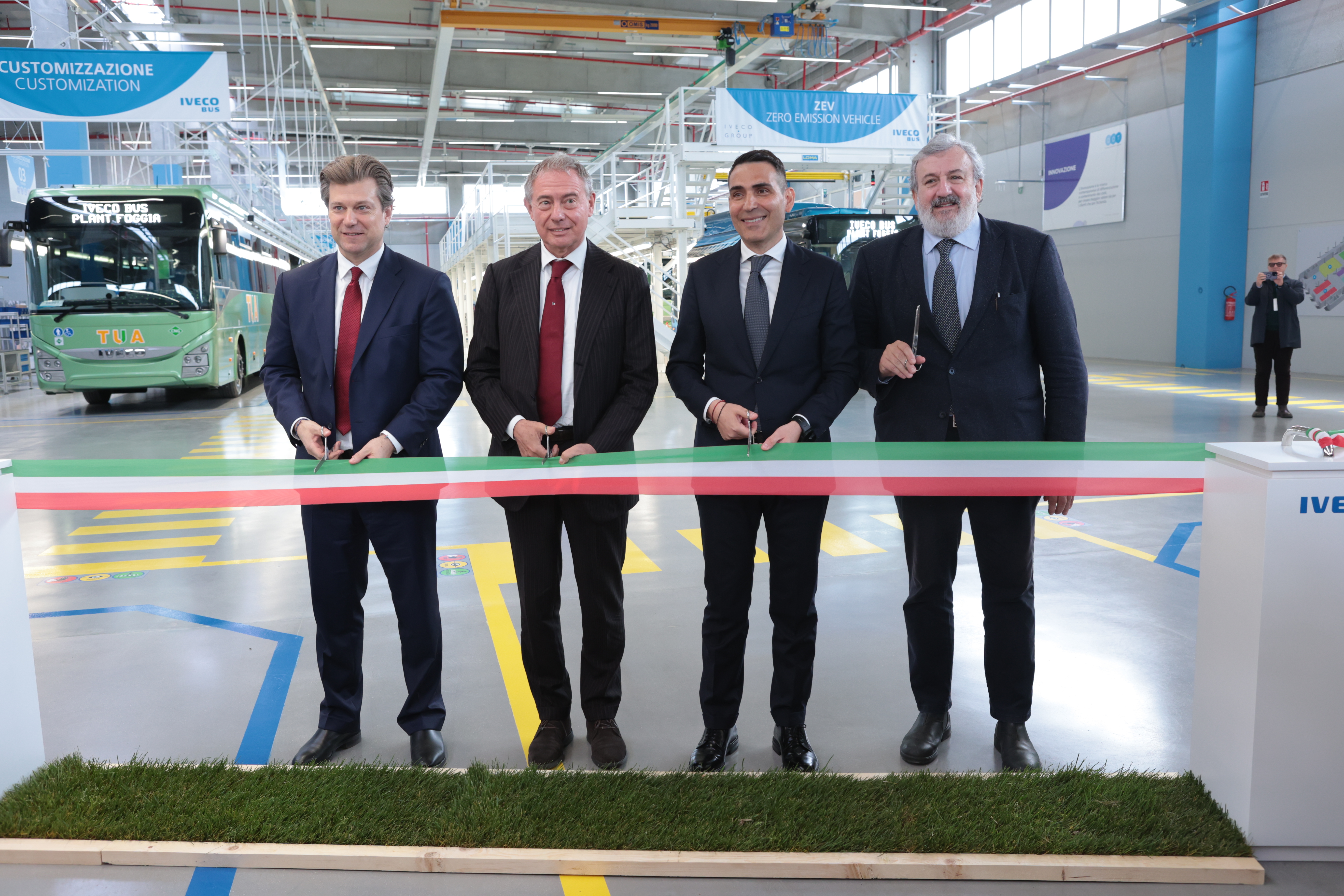 Iveco Group inaugura il nuovo stabilimento di Foggia e torna a produrre ...